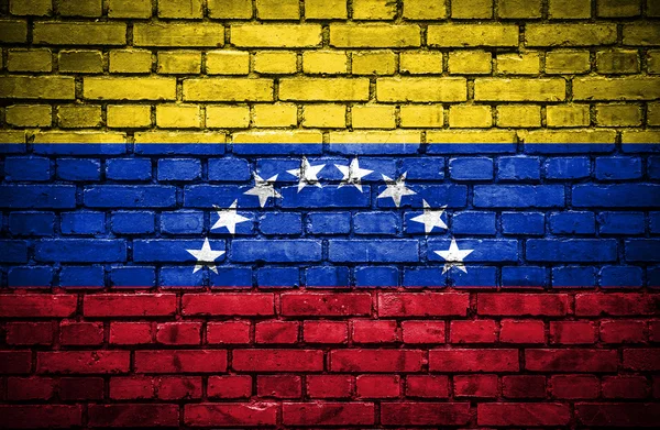 Ziegelsteinmauer mit bemalter venezuela-Fahne — Stockfoto