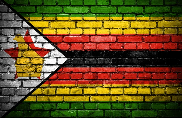Parede de tijolo com bandeira pintada de Zimbabué — Fotografia de Stock
