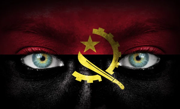 Menselijk gezicht beschilderd met vlag van angola — Stockfoto