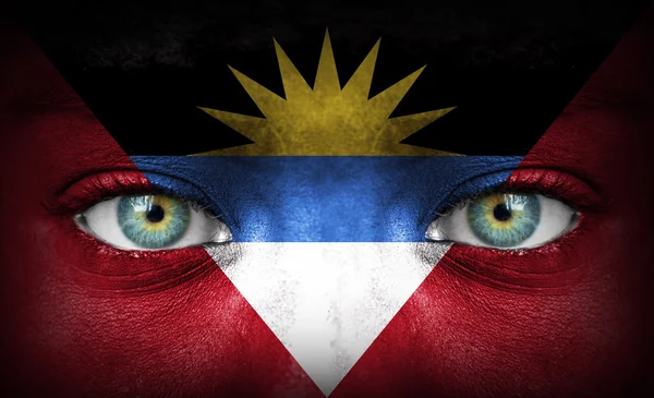 Visage humain peint avec le drapeau d'Antigua-et-Barbuda — Photo