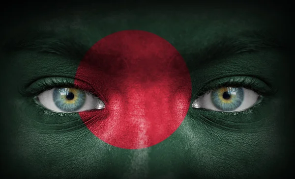 Lidská tvář s Bangladéšská vlajka — Stock fotografie