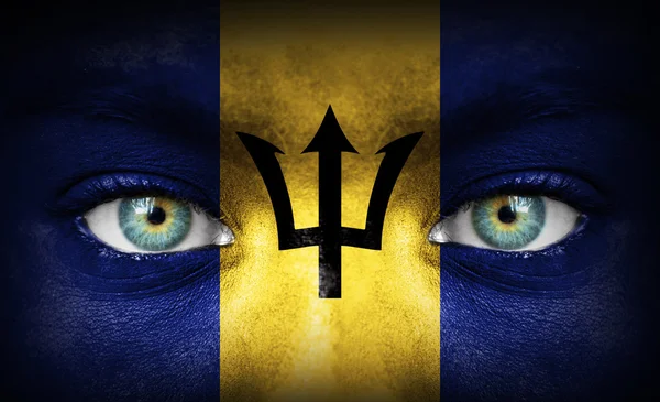 Menschengesicht mit der Flagge von Barbados bemalt — Stockfoto