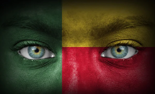 Menselijk gezicht beschilderd met vlag van benin — Stockfoto