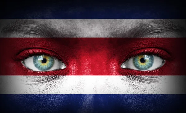 Menschengesicht bemalt mit costa rica flagge — Stockfoto