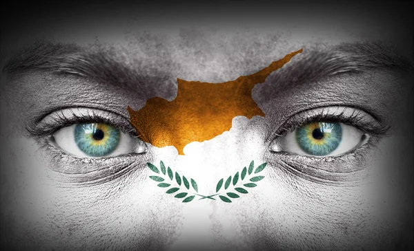 Lidská tvář s kyperská vlajka — Stock fotografie