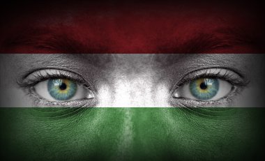 Macaristan bayrağı ile insan yüzü boyalı