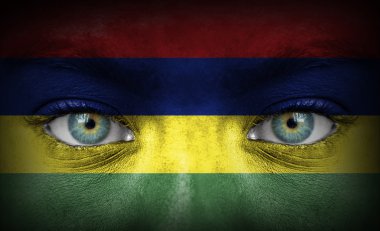 mauritius bayrağı ile insan yüzü boyalı