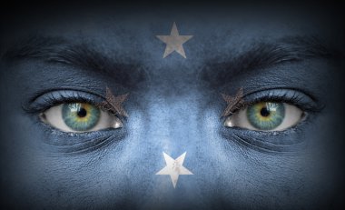 insan suratına micronesia bayrağı ile boyalı