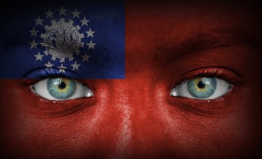 myanmar bayrağı ile insan yüzü boyalı