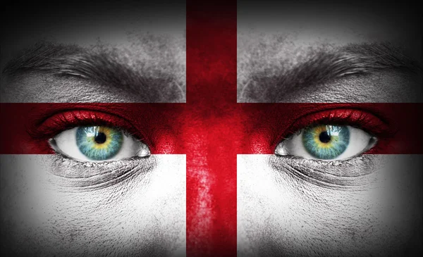 Menschengesicht mit Flagge Englands bemalt — Stockfoto