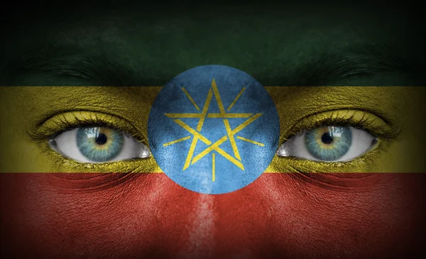 Menselijk gezicht beschilderd met vlag van Ethiopië — Stockfoto