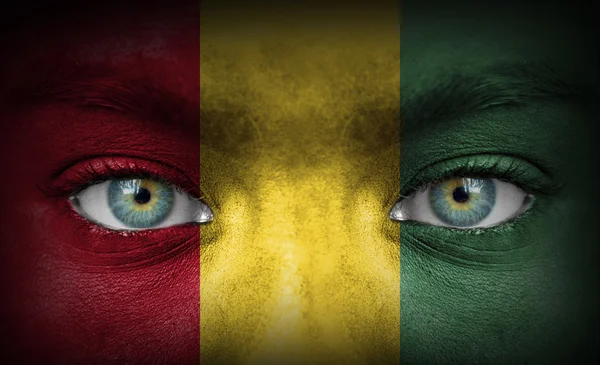 Cara humana pintada con bandera de Guinea — Foto de Stock