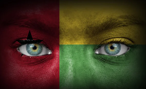 Menschengesicht mit Flagge von Guinea-Bissau bemalt — Stockfoto