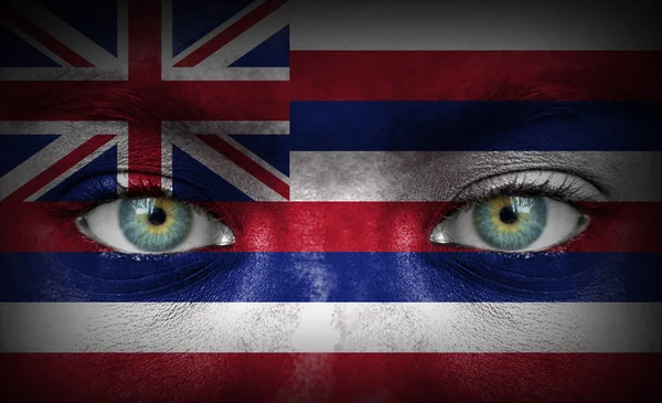 Человеческое лицо, нарисованное флагом Гавайев — стоковое фото