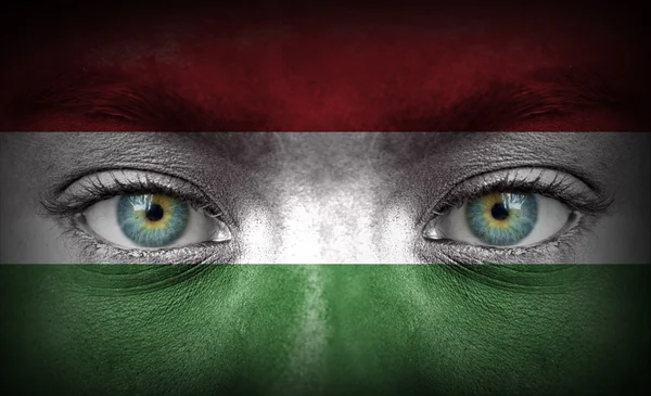 Visage humain peint avec le drapeau de Hongrie — Photo