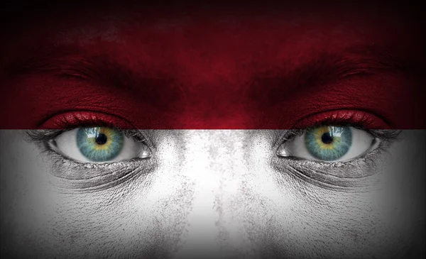 Menschengesicht mit Flagge Indonesiens bemalt — Stockfoto