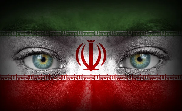 Человеческое лицо, нарисованное флагом Ирана — стоковое фото