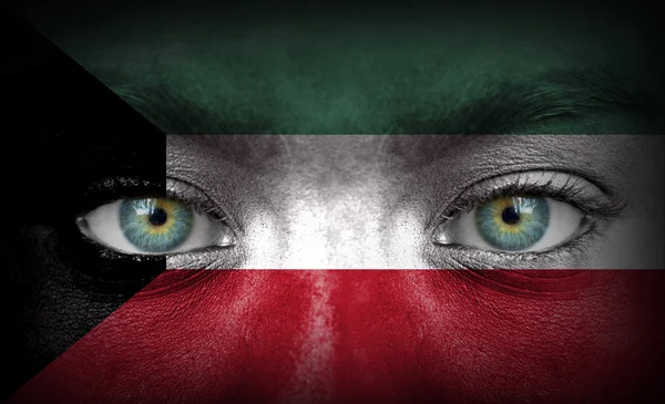 Cara humana pintada con bandera de Kuwait —  Fotos de Stock