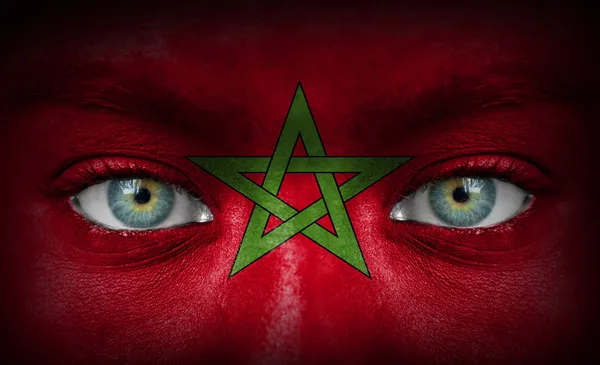 Visage humain peint avec le drapeau du Maroc — Photo