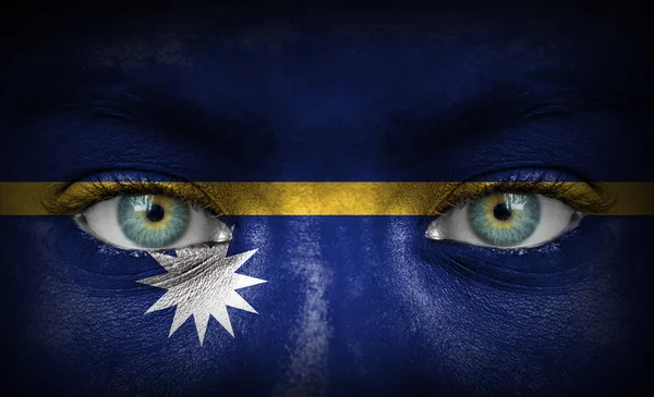 Nauru bayrağı ile insan yüzü boyalı — Stok fotoğraf