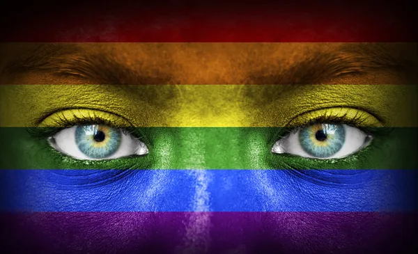 Человеческое лицо раскрашено флагом Pride (гей) ) — стоковое фото