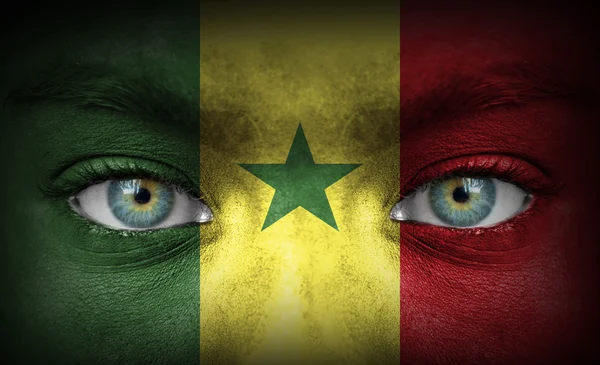 Volto umano dipinto con bandiera del Senegal — Foto Stock