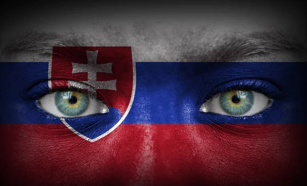 Mänskligt ansikte målade med flagga Slovakien — Stockfoto