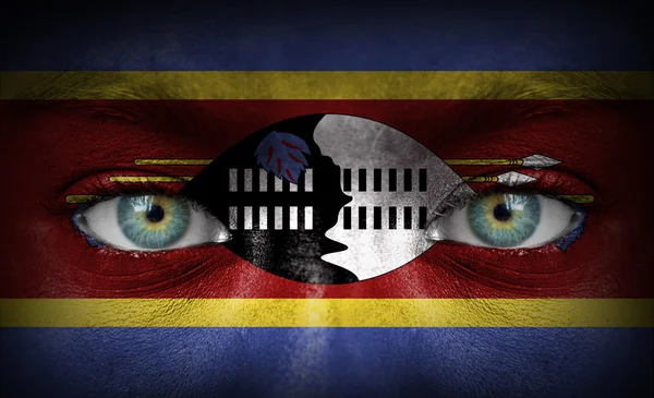Menselijk gezicht beschilderd met vlag van swaziland — Stockfoto
