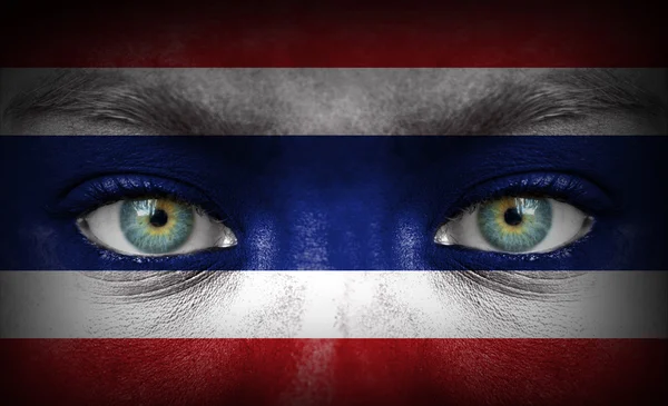 Человеческое лицо, нарисованное флагом Таиланда — стоковое фото