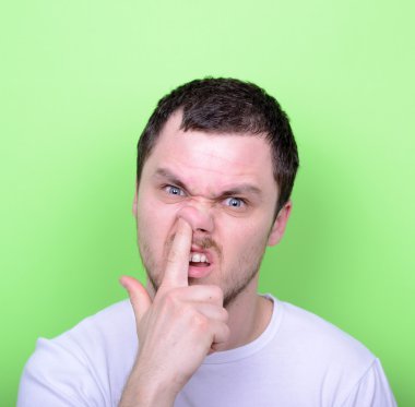 burnunu yeşil ba karşı parmak komik bir adam portresi