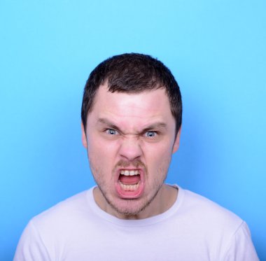 çığlık ve mavi ba karşı saç çekerek kızgın adam portresi