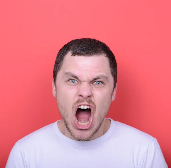 Retrato de hombre enojado gritando contra fondo rojo —  Fotos de Stock