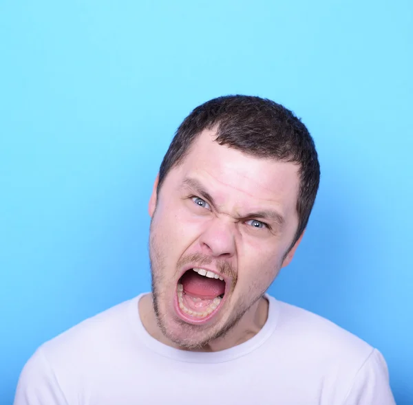 Πορτρέτο του θυμωμένος άνθρωπος ουρλιάζοντας και τραβώντας τα μαλλιά ενάντια μπλε ΒΑ — Φωτογραφία Αρχείου