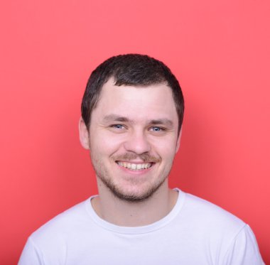 빨간 backgroun에 대 한 캐주얼 옷에 잘생긴 남자의 초상화kırmızı adam karşı rahat kıyafetler içinde yakışıklı bir adam portresi