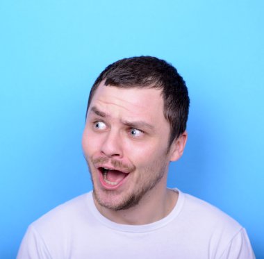 komik surat mavi arka planı olan adam portresi