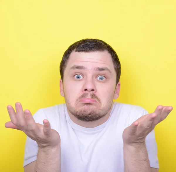 Retrato de engraçado cluelles homem contra fundo amarelo — Fotografia de Stock