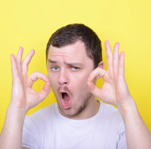 Πορτρέτο του αστείος άνθρωπος δείχνει εντάξει χειρονομία με τα χέρια κατά το φωνάζω — Φωτογραφία Αρχείου