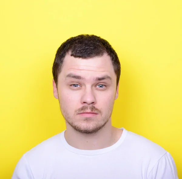 Portret van man met grappige gezicht tegen gele achtergrond — Stockfoto