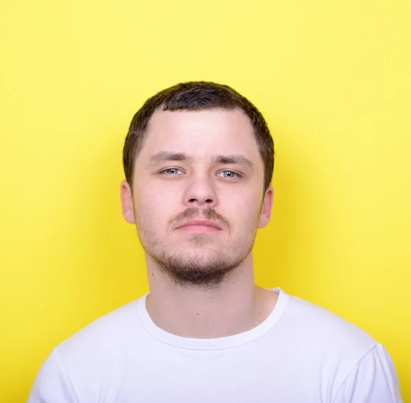 Retrato de hombre guapo en ropa casual contra fondo rojo — Foto de Stock