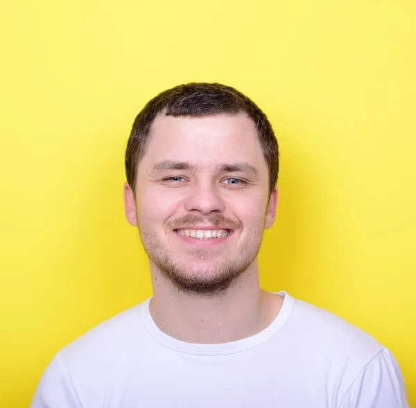 Portret van knappe man die lacht tegen yelllow achtergrond — Stockfoto