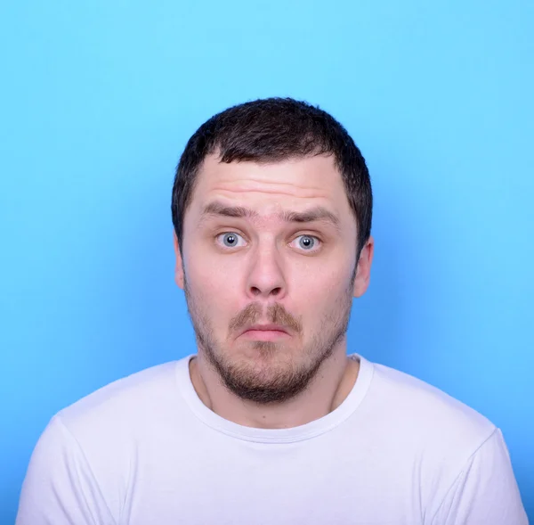 Πορτρέτο του ανθρώπου με τη χειρονομία dusgusted μπλε φόντο — Φωτογραφία Αρχείου