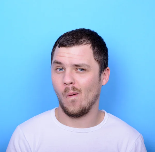 Retrato de hombre con cara divertida sobre fondo azul —  Fotos de Stock