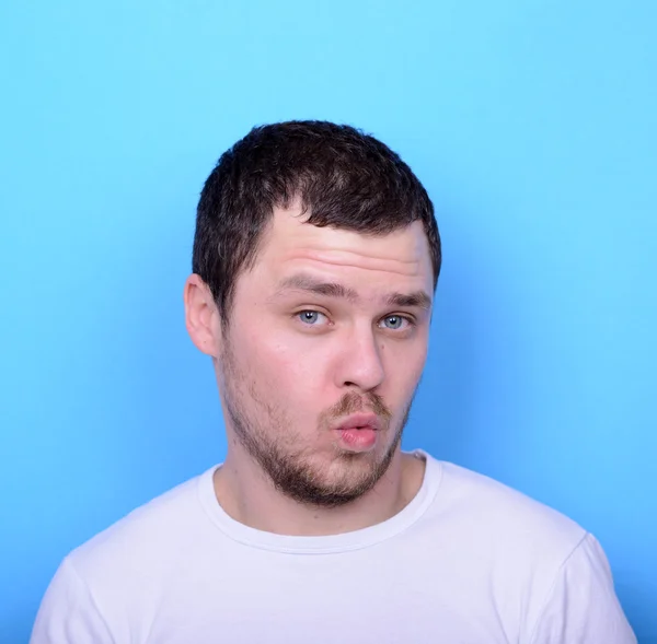 Portrét muže s legrační obličej proti modré pozadí — Stock fotografie