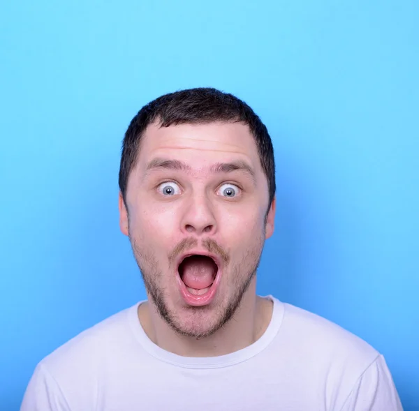 Πορτρέτο του ανθρώπου με το αστείο πρόσωπο μπλε φόντο — Φωτογραφία Αρχείου