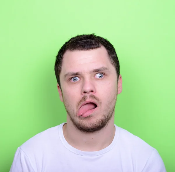 緑の背景に対して変な顔を持つ男の肖像 — ストック写真