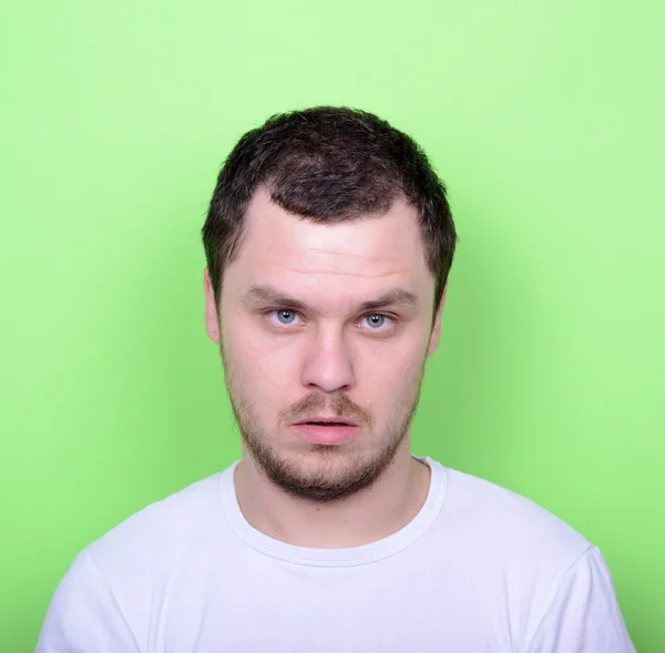 Retrato de homem com rosto engraçado contra fundo verde — Fotografia de Stock