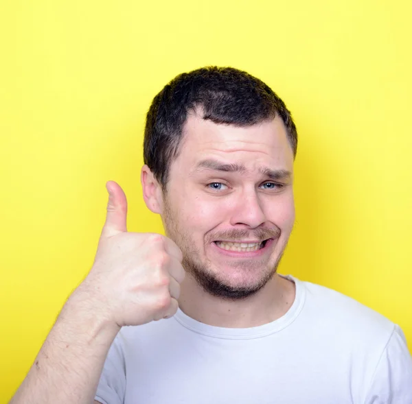 Portrét s legrační výraz drží palce proti yell — Stock fotografie