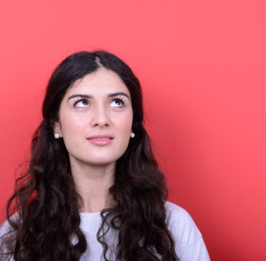 kırmızı bir arka plan karşı güzel kız portresi