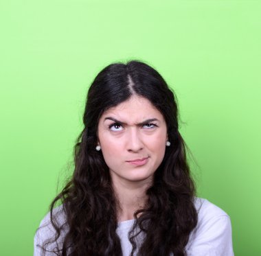 yeşil arka planı düşünmek güzel kız portresi