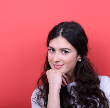 kırmızı bir arka plan karşı mutlu satsified kadın portresi